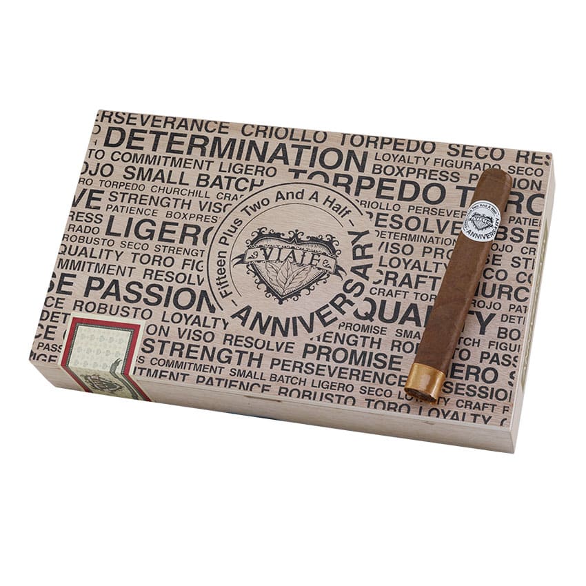 Viaje Fifteen Plus Two and a Half Gold Natural | Toro | Box of 25